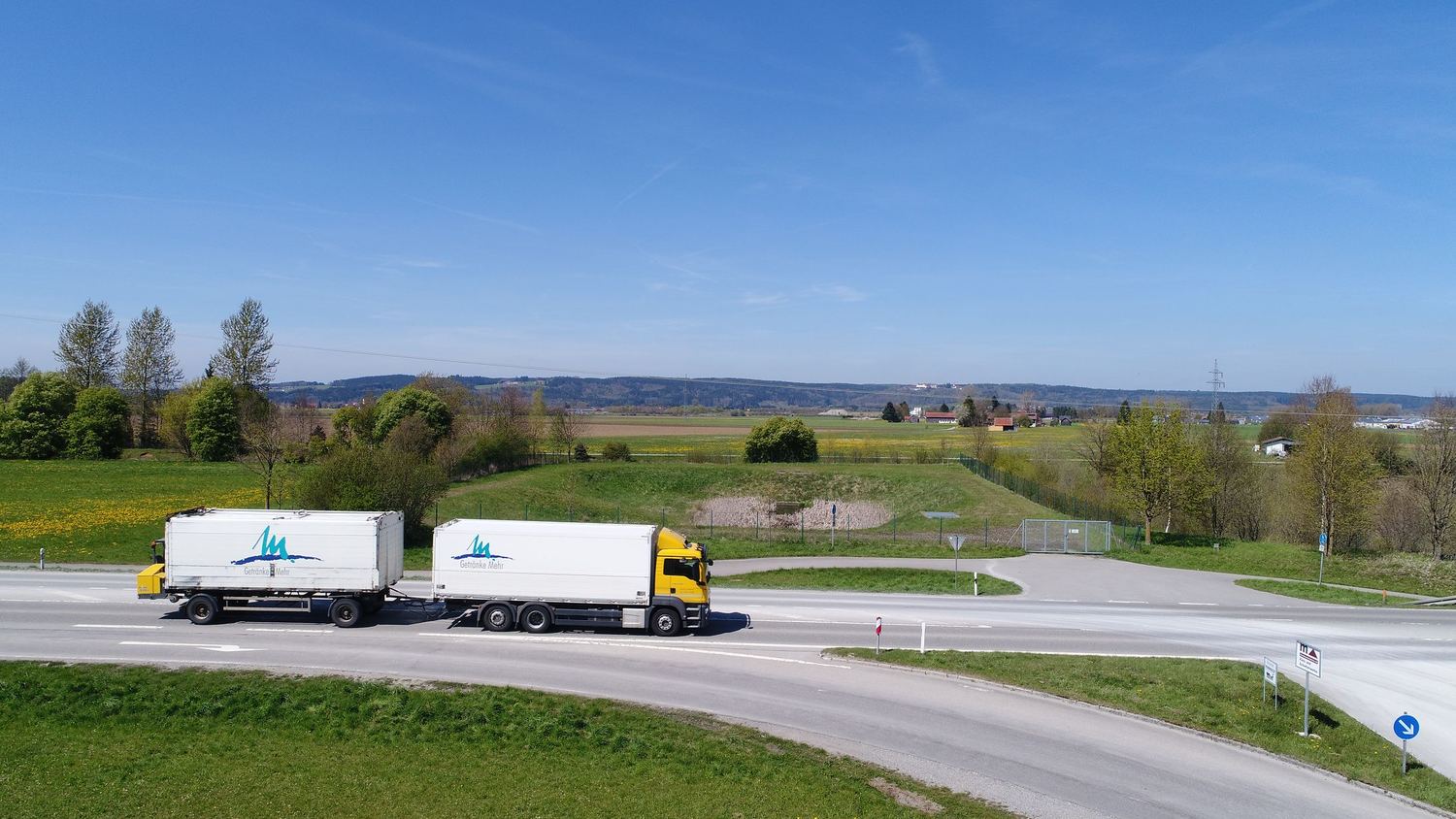 Getränke-Mehr-Lkw mit Anhänger an der Einfahrt in Leutkirch