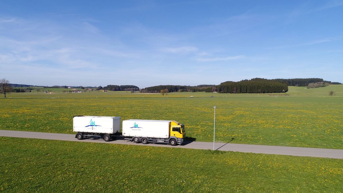 Lkw von Getränke Mehr in der Allgäuer Landschaft